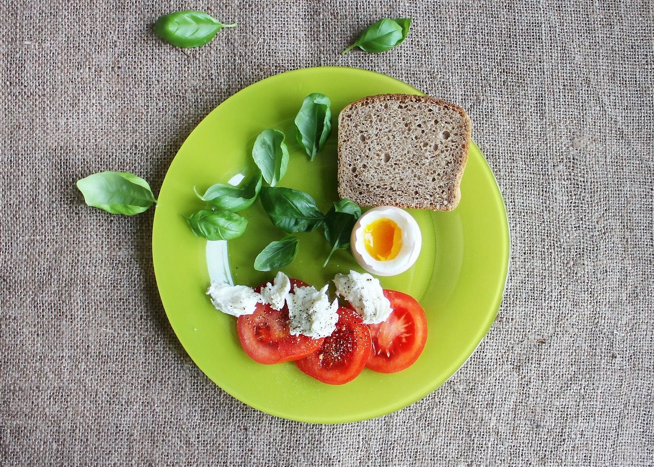 Пресни плодове и зеленчуци на дървена маса в слънчева кухня